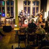 Thumb_music.club.gruen.rot-415-wenzel-oschington